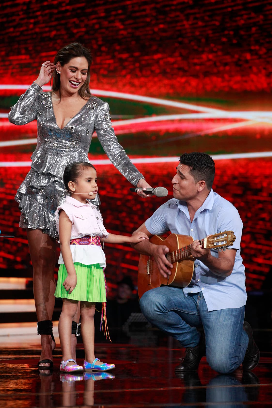 Conforme iba avanzando el tema, la conductora crecía en emociones.