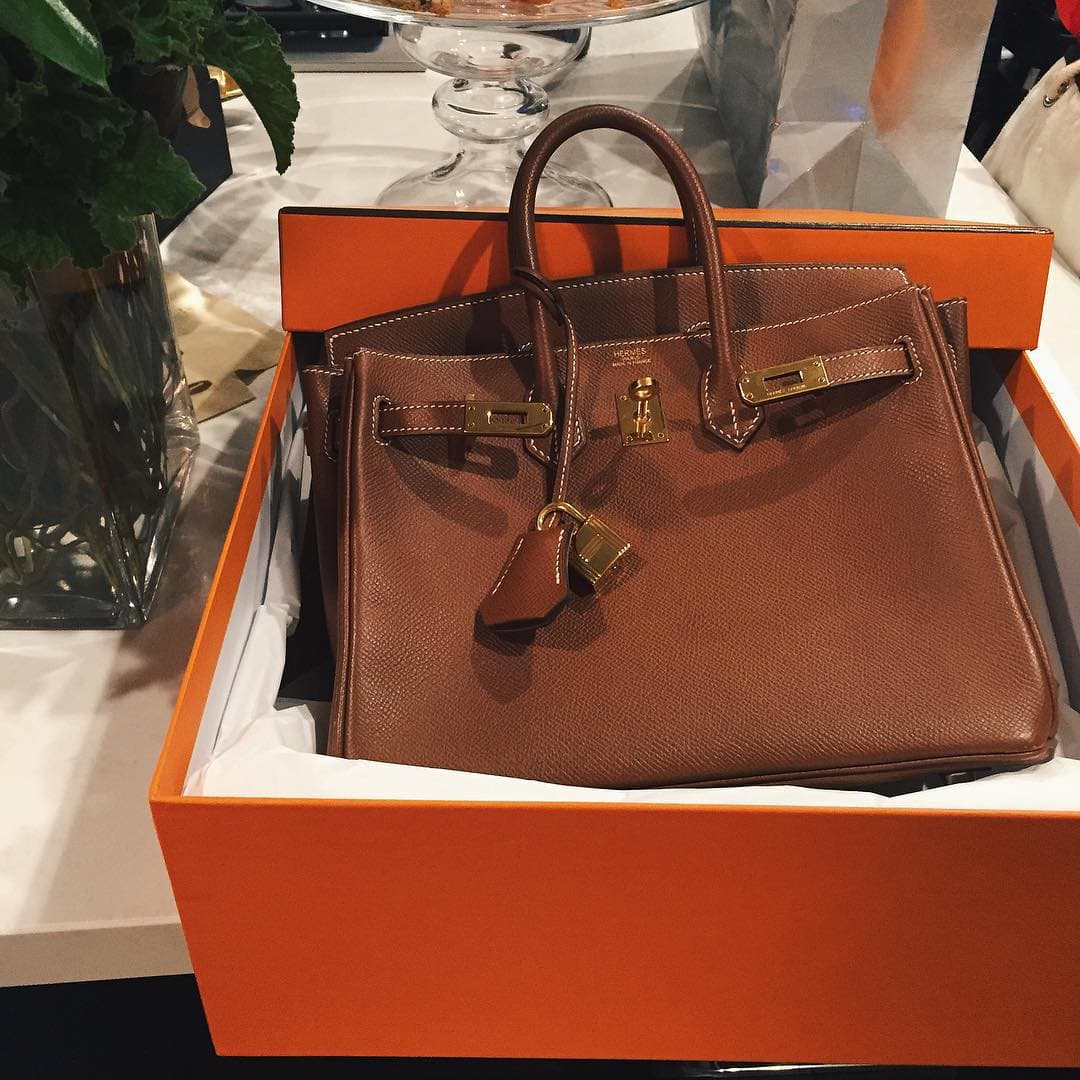 Los regalos comenzaron a llegar días antes de su fiesta. Este hermoso bolso tal vez es un regalo de su papá, Caitlyn Jenner.