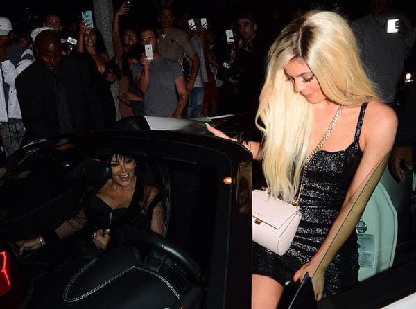 Kris Jenner fue la primera en subirse al automóvil de lujo.
