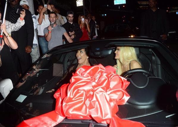 Al parecer Kris estaba más feliz que la festejada.