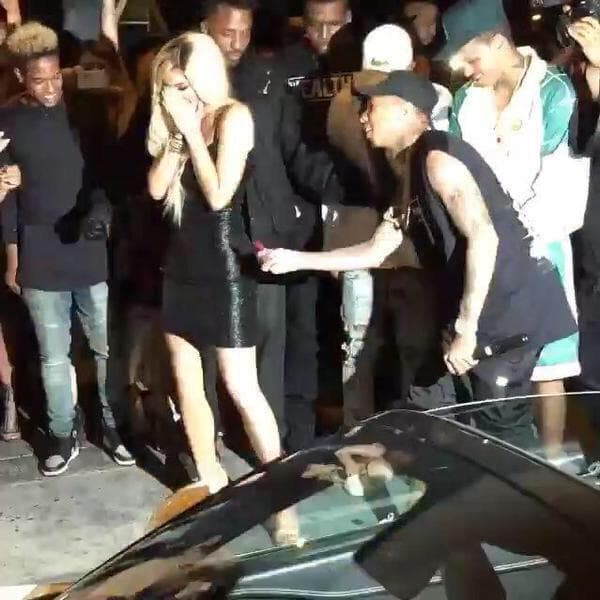 ¡Le dio un Ferrari!