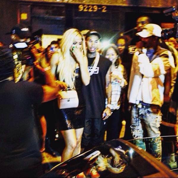 El momento cumbre de la noche llegó con el regalazo que le dio su galán, el rapero Tyga.