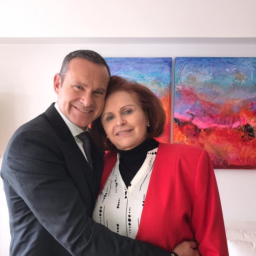 Alan también felicitó a las mujeres de su vida, y la primera de ellas fue su querida mami, de quien ha expresado sentirse absolutamente orgulloso.