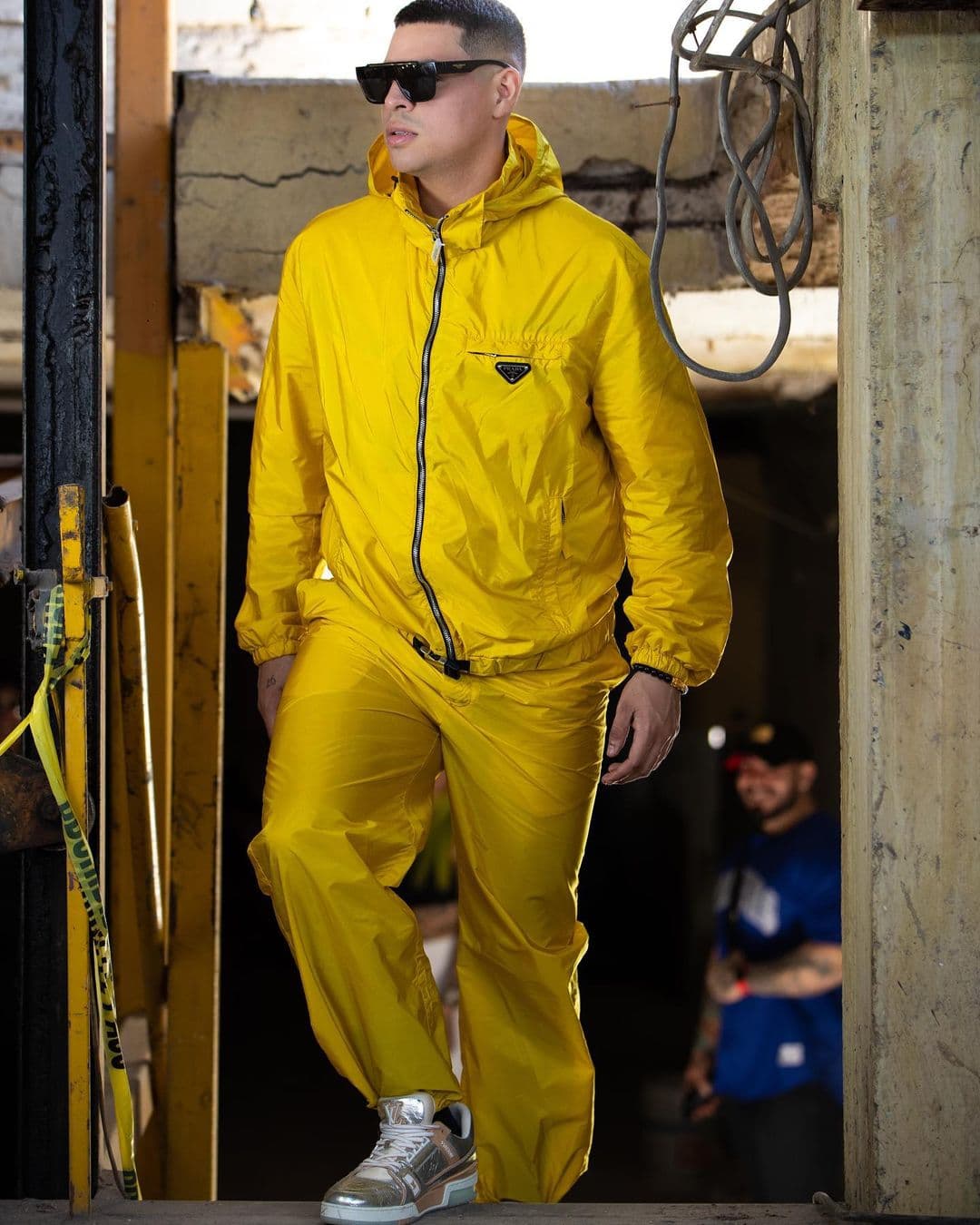 Un cuarto look que ha llamado la atención es el conjunto impermeable PRADA, marca con la que en más de una ocasión se ha visto.