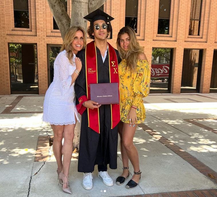 Lili Estefan y Lina fueron las más felices con la graduación de Lorenzo.
<br>