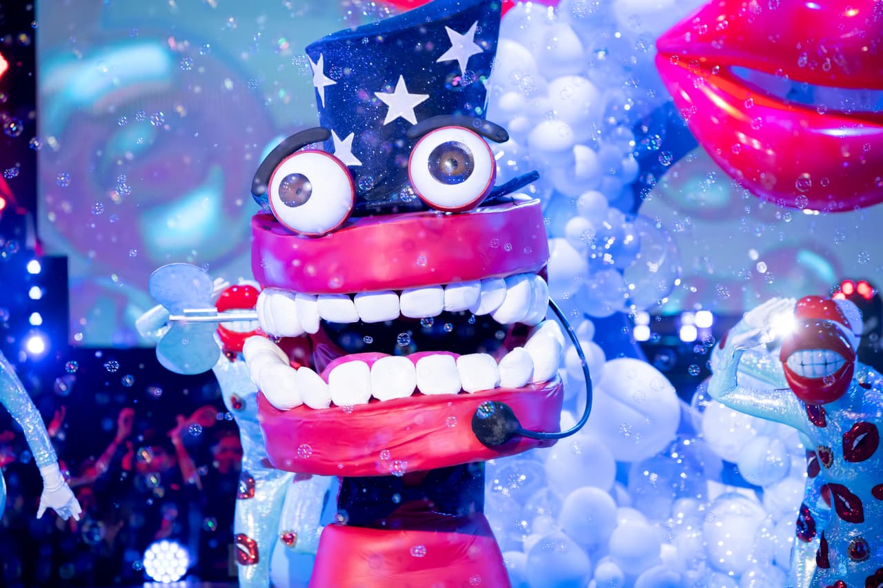 Dientes interpretó para esta ocasión ‘Amateur’, una versión en español de ‘Rock Amadeus’. Por las pistas, Yuri cree que Dientes es Lalo España. Juanpa no tenía mucha idea, pero al final sorprendió con su pronóstico y decir el nombre de Ray Mix.