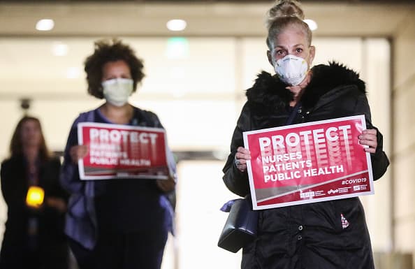 Las autoridades de salud de Los Ángeles aclaran que el uso de mascarillas o tapabocas especiales debe limitarse a los proveedores de salud, quienes luchan en primera fila contra el virus y las personas enfermas, para evitar los contagios. Así como aquellos que cuidan de una persona enferma.