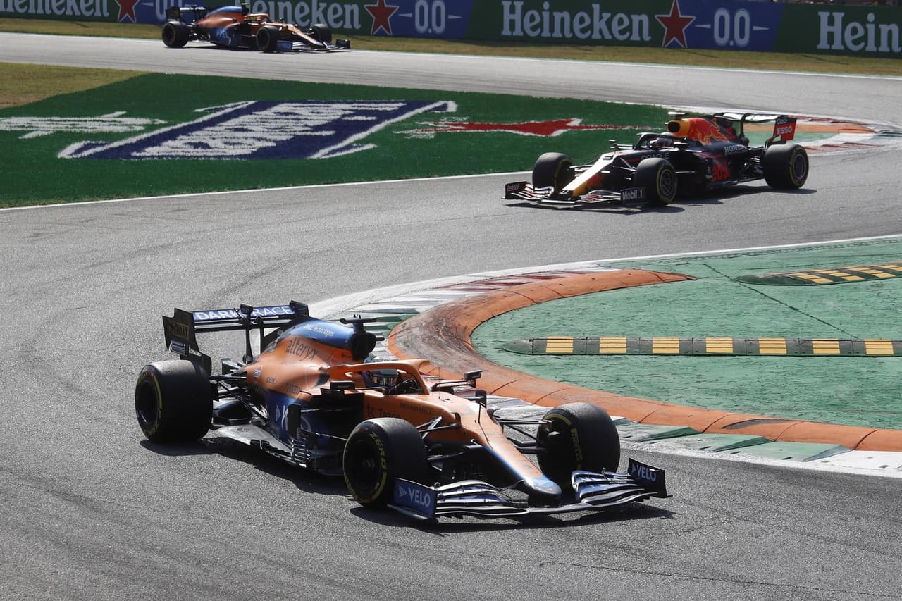 Daniel Ricciardo se lleva el Gran Premio de Italia y, en segundo lugar llegó su compañero Lando Norris, dandole a McLaren el uno dos en el podio. Max Verstappen y Lewis Hamilton tuvieron un incidente al inicio de la carrera, dejándolos fuera, mientras que Sergio Pérez llegó en tercer lugar pero tras una penalización, cayó a la quinta posición.