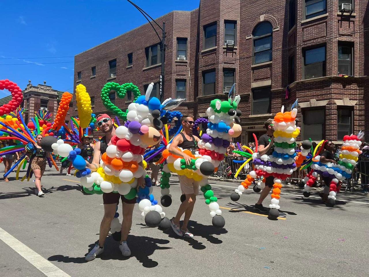 Orgullo gay Chicago desfile 2022. Uno de los principales mensajes de la movilización es la unión y terminar con la homofobia.