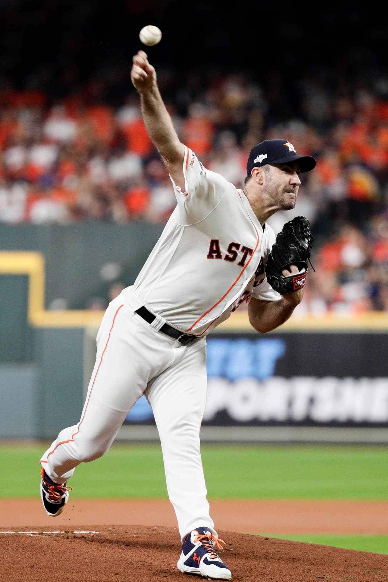 Carlos Correa conectó un jonrón en la décima primera entrada para superar 3-2 a los Yankees. El partido duró cerca de 5 horas y acabó con victoria para los Astros.