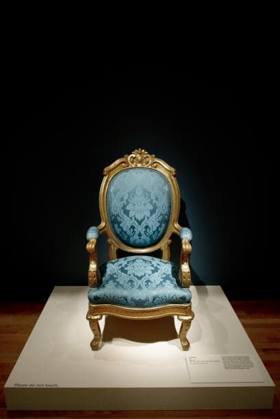 Hay una silla de caoba del siglo XIX que aún se utiliza en el Salón Oval; un cubrecama bordado por la entonces primera dama Grace Coolidge o un juego de comedor utilizado por la familia Reagan para recibir al presidente soviético Mijail Gorbachov.