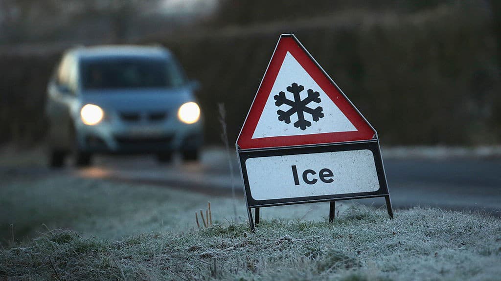 Lista de cosas que debes traer en un auto en caso de que tengas que conducir con temperaturas congelantes