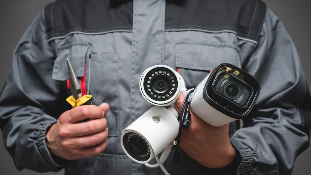 Considere agregar un sensor de buzón que le avise cuando se abre su buzón o instale cámaras de seguridad con detectores de movimiento que le avise cuando se entregue un paquete. 
<br>