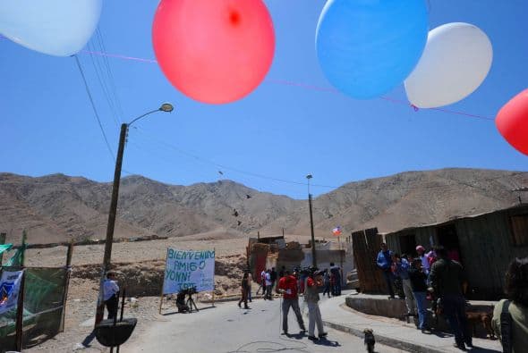 Al llegar al hogar del boliviano Mamani, un puñado de familiares, compatriotas bolivianos y vecinos se encontraban ante su vivienda de barro y adobe, donde habían colocado un cartel que rezaba: "Bienvenido a nuestro humilde hogar", en un barrio donde hasta los niños aconsejan no acercarse por la noche por temor a las violaciones.