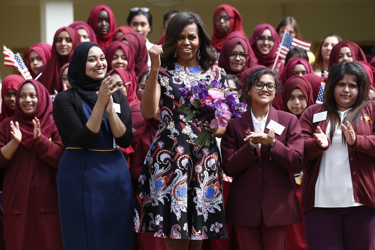 Durante la visita, Michelle Obama se reunió con estudiantes de la Escuela Mulberry para chicas.