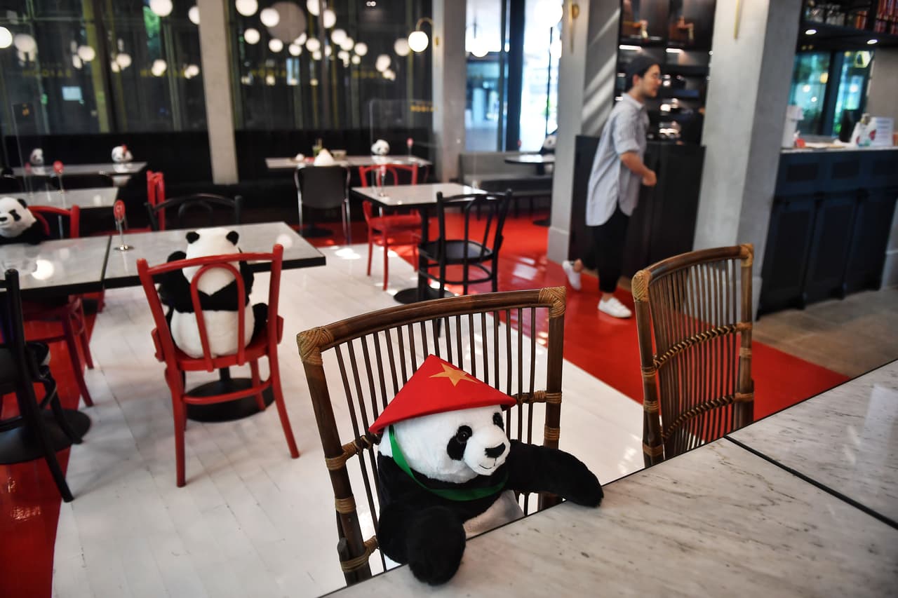 Un restaurante de Bangkok, Tailandia, colocó osos pandas de peluche para indicar a los clientes los lugares que no pueden ser ocupados para mantener las normas de distanciamiento social. 13 de mayo.
<br>