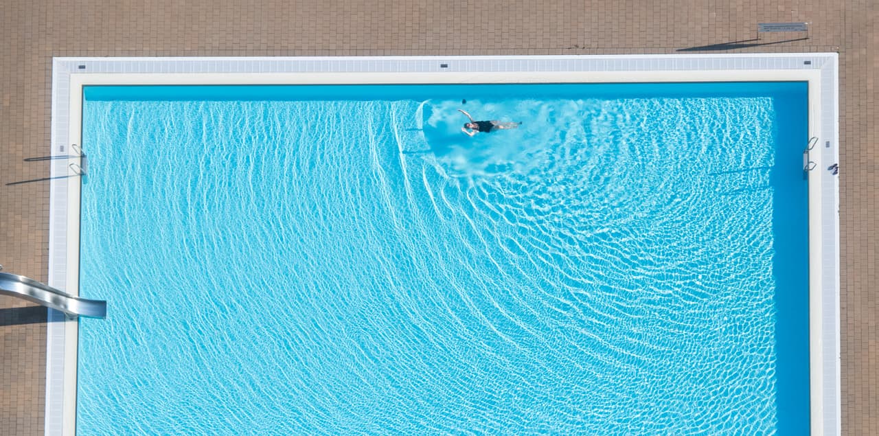 Los cursos se dividen en:
<br>
<br>
<b>Flotación Nivel 1 | Prerrequisitos - Ninguno.</b>
<br>
<br>Enseña seguridad y comodidad en y alrededor del agua. Los estudiantes aprenderán habilidades básicas para la seguridad general en el agua. El instructor determinará el nivel durante la primera clase.