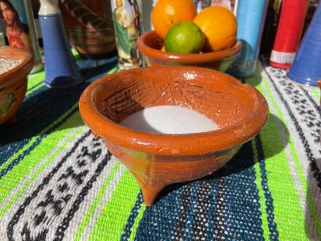 <b>La sal</b>
<br>La sal simboliza pureza y alegría. Además, sirve para que el cuerpo del difunto no se corrompa durante el viaje de ida y vuelta.