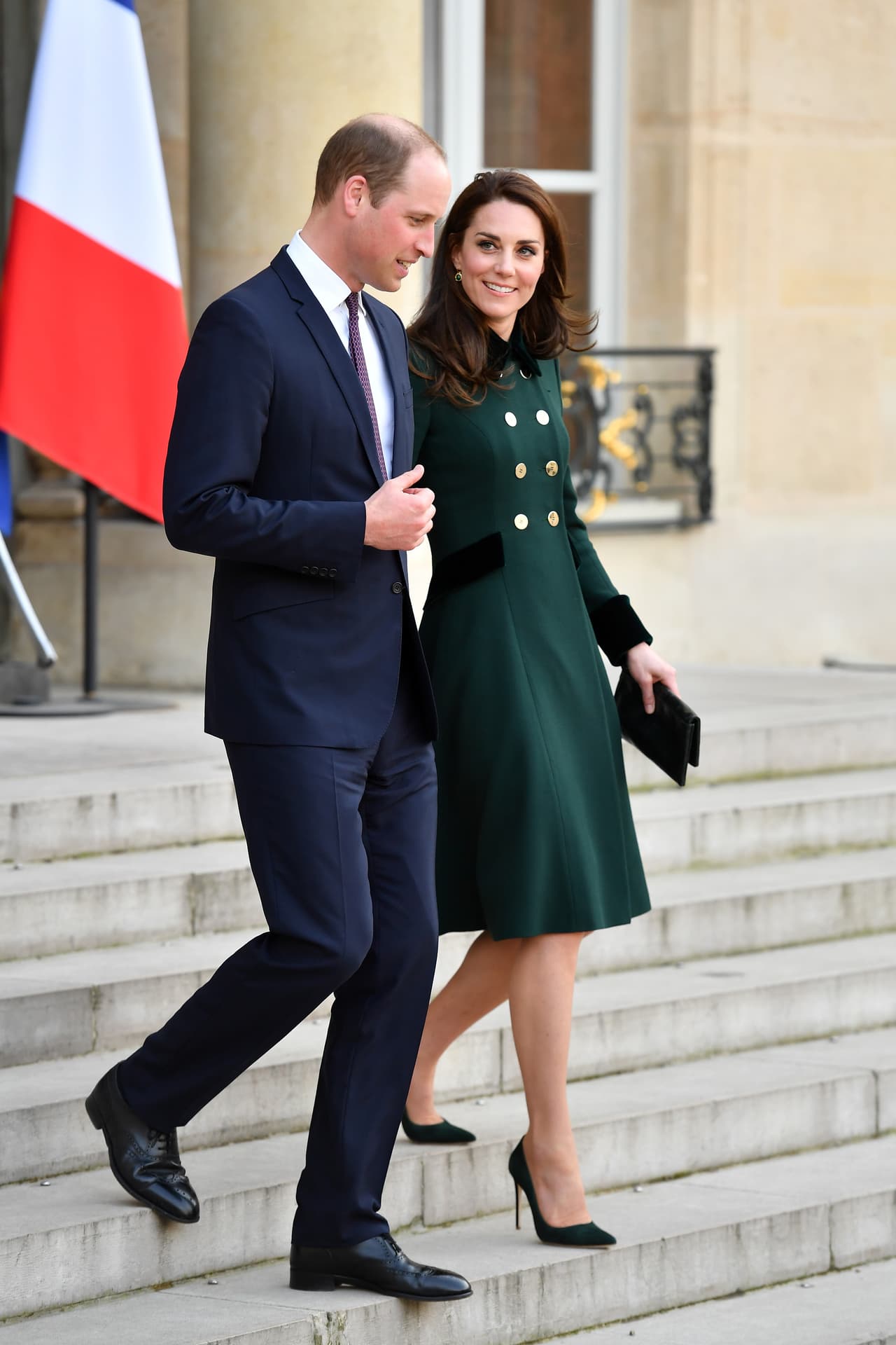 Kate Middleton aterrizó en París portando un abrigo verde que horas antes había usado en un evento del Día de San Patricio, en Londres.