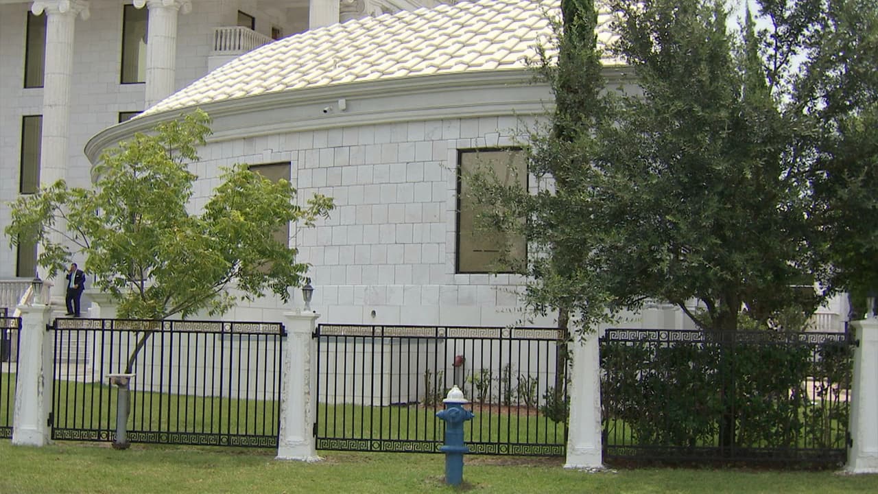 La 
<a href="https://www.facebook.com/tlotwhoustonhage/" target="_blank">iglesia "La Luz del Mundo"</a> en el norte de Houston fue tiroteada el sábado 10 de julio en sus ventanas y paredes.