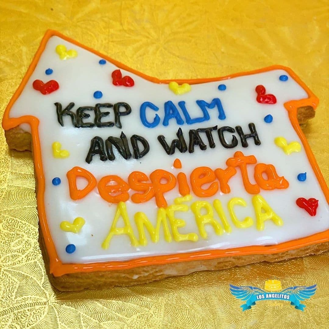 <a href="https://www.univision.com/shows/despierta-america/pasteles-en-forma-de-papel-de-bano-desinfectante-o-coronavirus-son-la-novedad-de-una-pasteleria-en-los-angeles-video">Pastelería Los Ángeles</a>, consciente de la situación que vivimos, se esfuerza por ponerle mucha creatividad a su trabajo y arrancarnos una sonrisa. Y deberías seguir el consejito que nos escribió en esta delicia: mantener la calma y quedarte con nosotros.