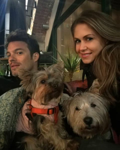 Además los dos son amantes de los animales, tratan a sus mascotas como miembros de la familia.