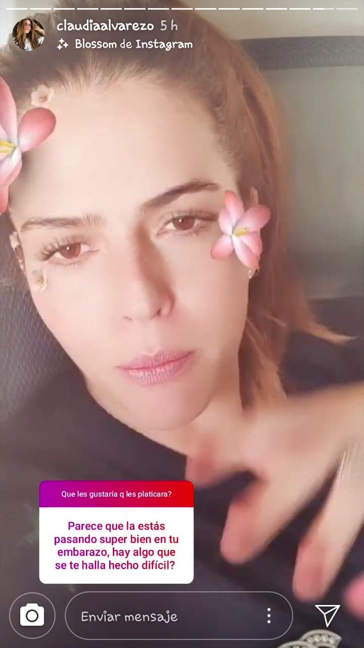 Recordó que al principio de su embarazo sí fue complicado “por muchas cosas que ya les he platicado. Estuve en reposo mucho tiempo y todo, pero las náuseas se me quitaron como a los cuatro meses y medio y
<b>ahora ya estoy perfecta</b>”.