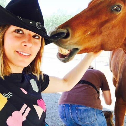 Se le impuso una fianza de 500,000 dólares. De acuerdo con AP, no estaba claro si contaba, de momento, con un abogado que la representara.