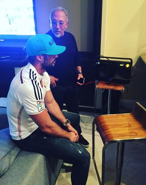 La encargada de difundir la imagen fue Lili Estefan, quien agregó este mensaje: "Atento a lo que dice el productor!!!! que se traerán estos dos entre manos ?? @willevy @emilioestefanjr #YaVeran #YaTuSabes #MuyPronto #OrgulloCubano #OrgulloLatino es un proyecto de Emilio sobre Los Latinos en EU #LatinosUnidos".