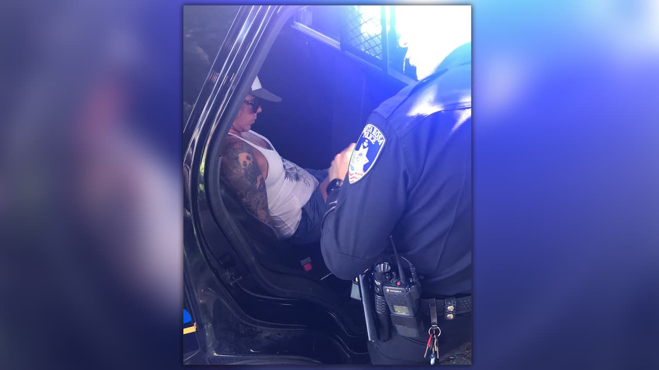 Arrestan a mujer de California que bebía alcohol en la escuela de sus hijos y luego se los llevó manejando