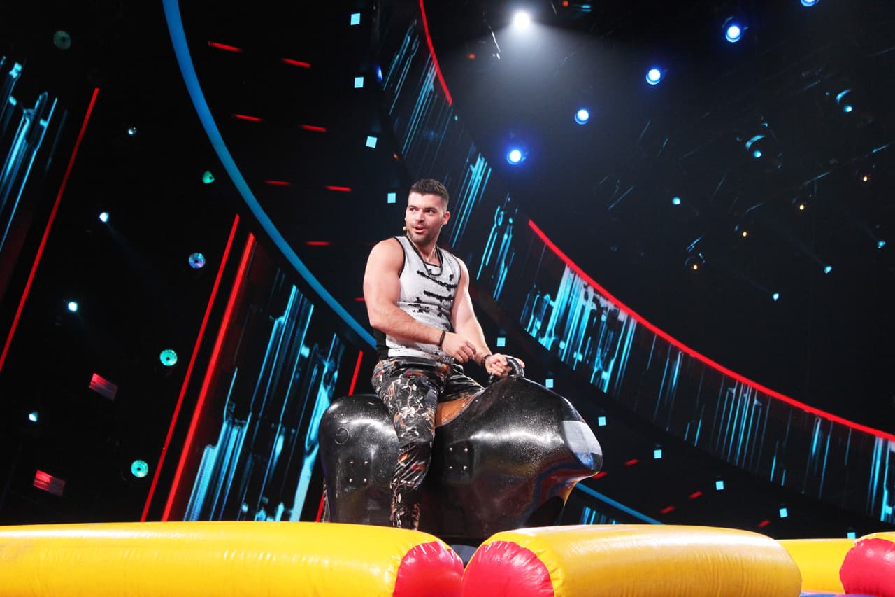 Gali no la pensó dos veces y retó a los jueces. El primero en subirse fue Adrián. Solo aguantó 14 segundos.