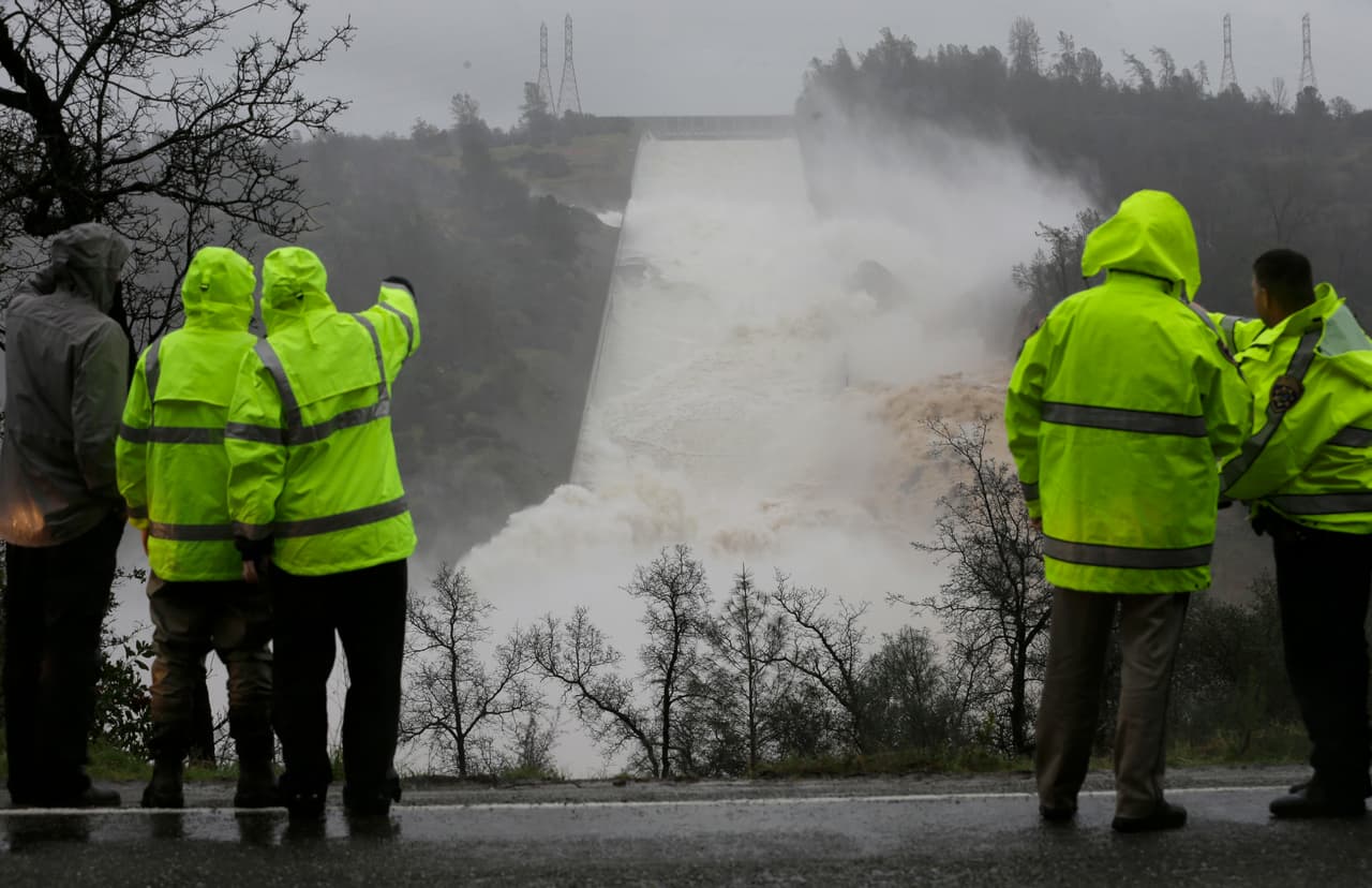 Pánico bajo la presa de Oroville, la caótica evacuación de 180,000 personas