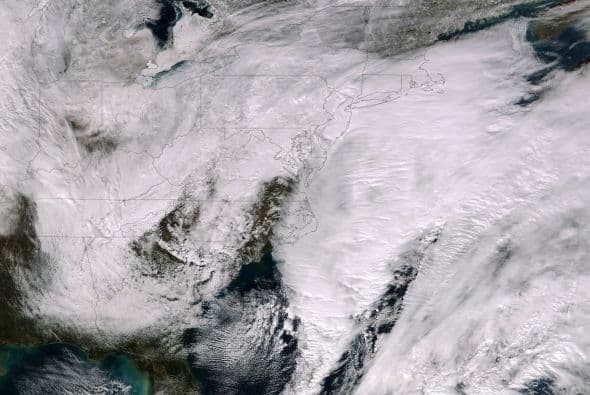 La ciudad que nunca duerme, hoy es azotada por una tormenta que no sólo la ha paralizado, sino que ha dejado a miles varados en aeropuertos nacionales e internacionales. Impresionantes las estampas de #NuevaYork el 26 de enero de 2015, una día para la historia de la 'Gran Manzana'