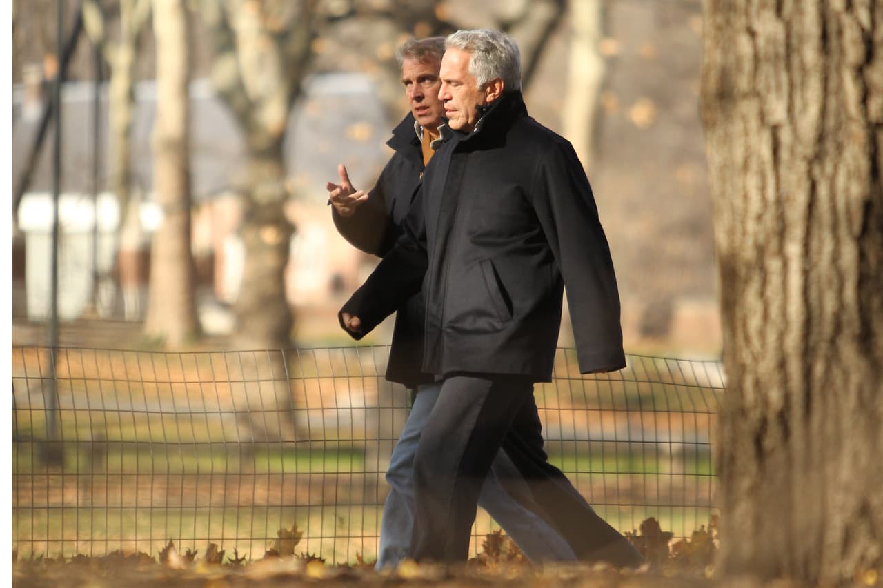 La amistad entre el príncipe Andrew y
<b> <a href="https://www.univision.com/noticias/estados-unidos/acusan-de-falsificar-documentos-a-dos-guardias-de-la-prision-donde-se-suicido-jeffrey-epstein" target="_blank">Jeffrey Epstein</a></b> quedó documentada en varias fotografías.
<br>