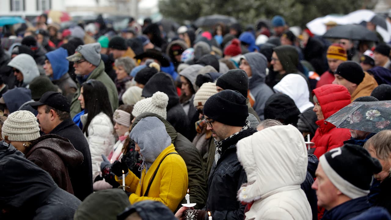La vigilia fue llevada a cabo afuera de las instalaciones de la empresa Henry Pratt. En imagen se ven los asistentes que llegaron a velar a los muertos.