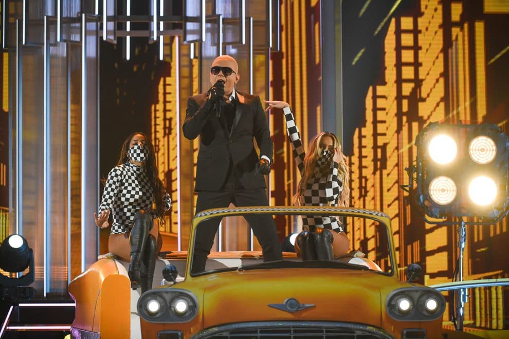 Al cantante mexicano no le importó deshacerse de su cabello pelirrojo por unas horas para lucir en el escenario con un look y estilo exacto al del intérprete cubano.