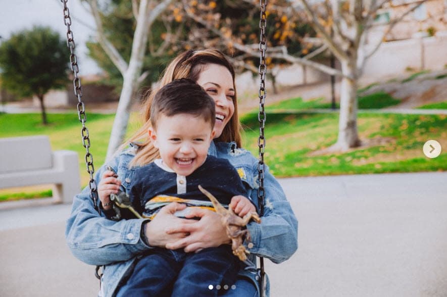 "Realmente no imaginé a Jordan como un hermano mayor. Creía que él sería mi bebé para siempre. Pero Dios tenía planes diferentes. 
<b><a href="https://www.univision.com/famosos/me-he-sentido-terrible-y-enferma-jacqie-rivera-batalla-con-las-nauseas-tipicas-del-embarazo-video" target="_blank">Estoy emocionada</a></b>
<a href="https://www.univision.com/famosos/me-he-sentido-terrible-y-enferma-jacqie-rivera-batalla-con-las-nauseas-tipicas-del-embarazo-video" target="_blank"> </a>de ver cómo va a cambiar y cómo será. A lo mejor le ayuda a madurar. ¿Quizás ya no volverá locas a sus hermanas? De cualquier manera, mi 'litto papash' será hermano mayor en unos días".
<br>