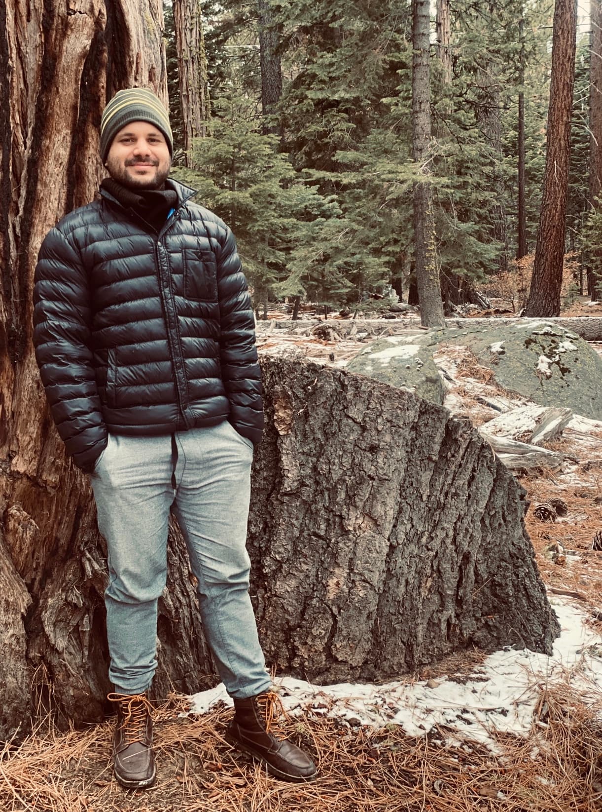 Julio Poletti, reportero de Noticias Univision 14, hace un paseo por la zona de South Lake Tahoe. En las elevaciones de esquí alpino, la nieve tiene una acumulación promedio de 600 pulgadas por año.