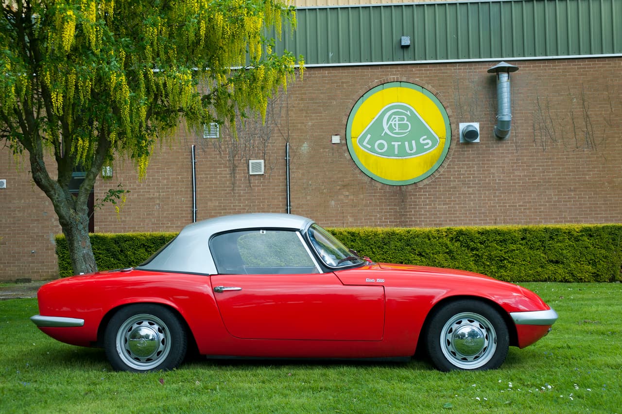 <b><u>Lotus Elan Tipo 26 (1962-1971)</u></b>
<br>Consiguió rápidamente reputación de veloz, bien balanceado y respuesta rápida. Inicialmente convertible, pero una opción de techo duro removible una opción a partir de mayo de 1963.
<br>