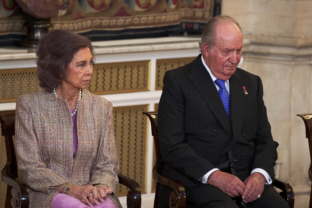 Según el autor, algunas sí pertenecen a doña Sofía y ella decidirá si las reparte entre sus hijas, sus nietas o su nuera pero "hay otras como la diadema de Cartier (la tiara que usó Letizia), la Mellerio y la diadema de María Cristina que son propiedad exclusiva de don Juan Carlos. Por ahora, se desconoce a quién pertenecerán en un futuro", explicó el autor al portal 
<a href="http://www.rtve.es/television/20140618/joyas-heredara-letizia/953768.shtml" target="_blank">RTVE.es </a>en el 2014.