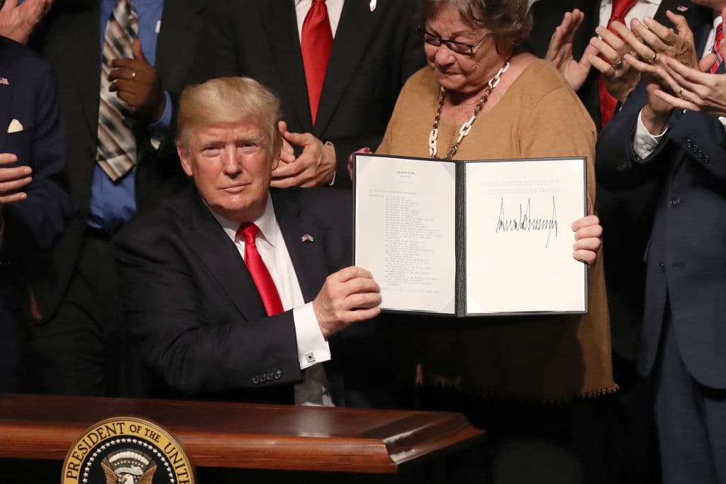 Trump coloca otra vez a Cuba en la lista de países patrocinadores del terrorismo, a días de dejar la Casa Blanca