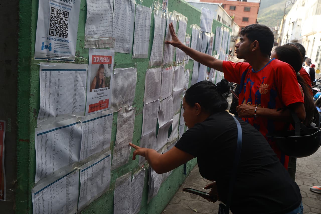 La gente de La Guaira busca en los muros a sus familiares.