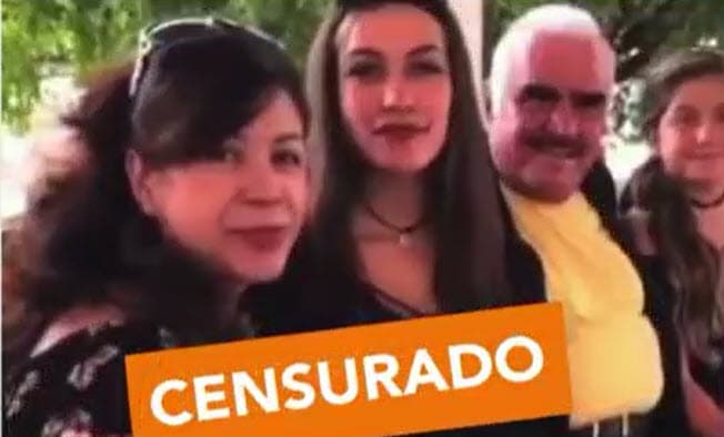 Los actores emularon el video, grabado en 2017, en que 'El Charro de Huentitán' aparece tomándose una foto con una fan a quien 
<b><a href="https://www.univision.com/shows/despierta-america/joven-publico-foto-vicente-fernandez-responde-dudas" target="_blank">le toca parte del seno</a></b> mientras posan. La imagen desató una ola de críticas y señalamientos hacia el legendario cantante, quien aseguró que se trató de un accidente.
<br>