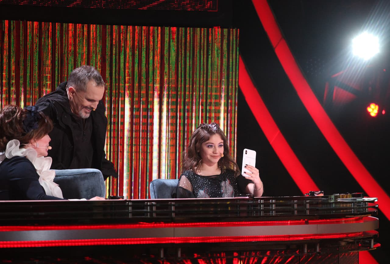 Como es obvio, Karol aprovecha los cortes para hacer historias en Instagram y saludar a sus fans.