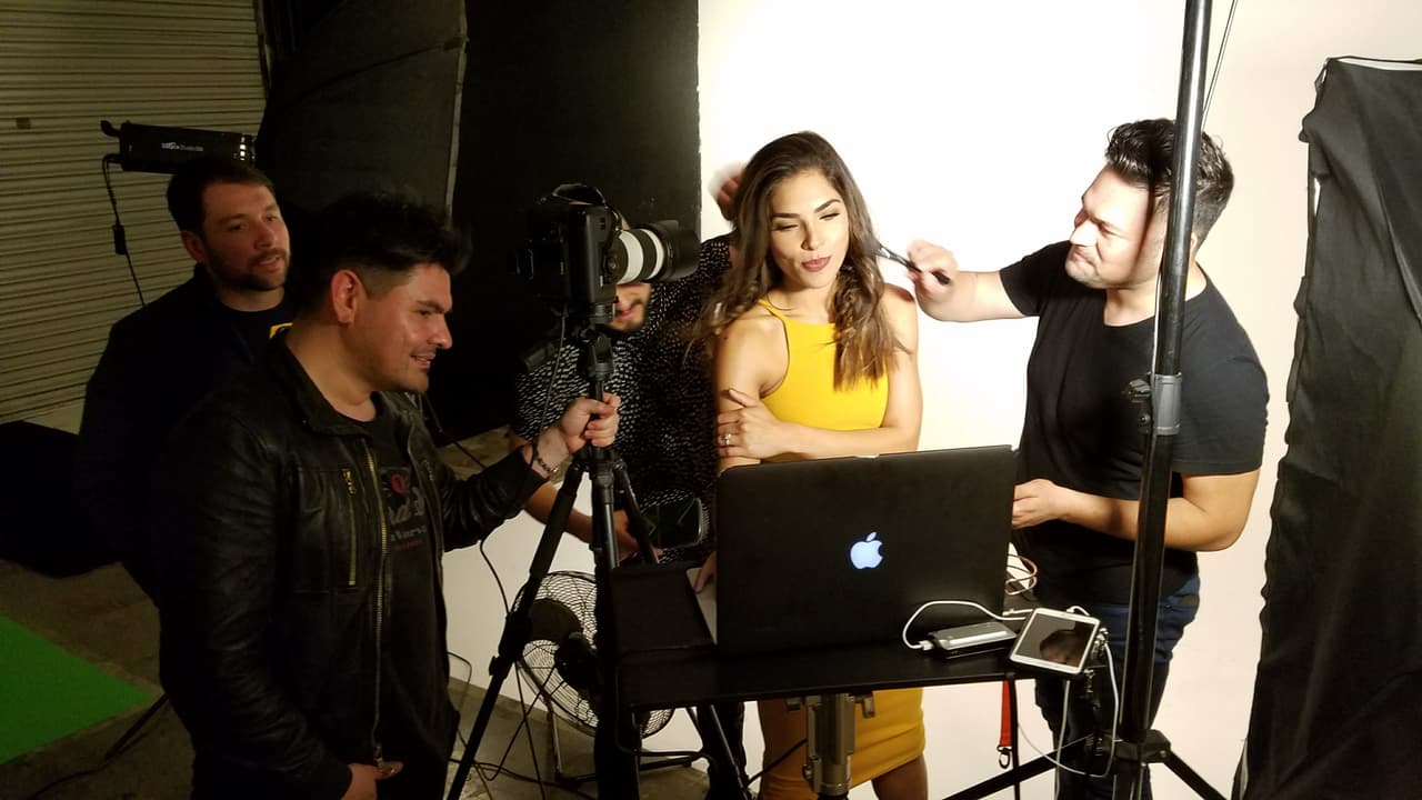 <b><a href="http://www.univision.com/shows/la-reina-de-la-cancion/las-mejores-fotos-de-los-looks-de-alejandra-espinoza-en-la-reina-de-la-cancion-fotos" target="_blank">Alejandra </a></b>llegó con 
<b><a href="http://www.univision.com/shows/la-reina-de-la-cancion/lo-sentimos-alejandra-matteo-y-su-papi-son-dos-gotas-de-agua-fotos" target="_blank">Matteo</a></b> a su primera sesión de fotos desde que vive en Los Ángeles y busca abrirse camino en la actuación. Desde lo natural hasta lo glamoroso, Alejandra jugó con varios estilos para abarcar todo tipo de personajes y llamar la atención de los productores. 
<b><a href="http://www.univision.com/shows/la-reina-de-la-cancion/capitulo-4-alejandra-la-de-tijuana-en-la-los-americanos-la-prefieren-al-natural-para-ellos-mas-es-menos-video" target="_blank">MIRA EL VIDEO</a></b>.