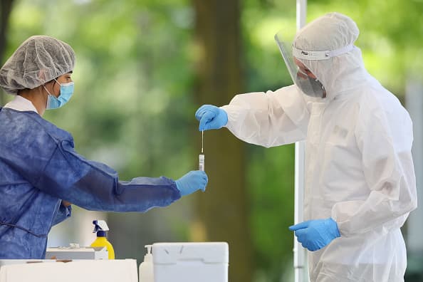 <b>CommuniCare</b> | Es posible que pueda hacerse la prueba de COVID-19 en una clínica de CommuniCare si cumple con los siguientes criterios: es un paciente establecido de CommuniCare o tiene síntomas de COVID-19 (fiebre, tos y dificultad para respirar).