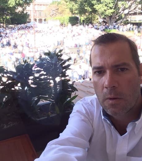 “Creo que 
<b>el amor de padre es un amor único</b>, el que tú sientes cuando tienes un hijo. Lo único que puedo opinar (sobre el conflicto entre Alejandra y Frida) es que el amor es lo más bonito en el mundo”.