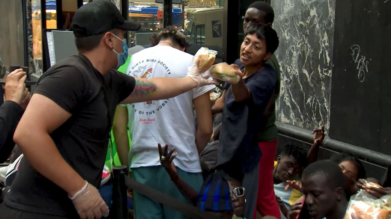 Mientras tanto, decenas de inmigrantes siguen llegando a diario a Nueva York, en una crisis que empezó en abril del año pasado.
<br>
