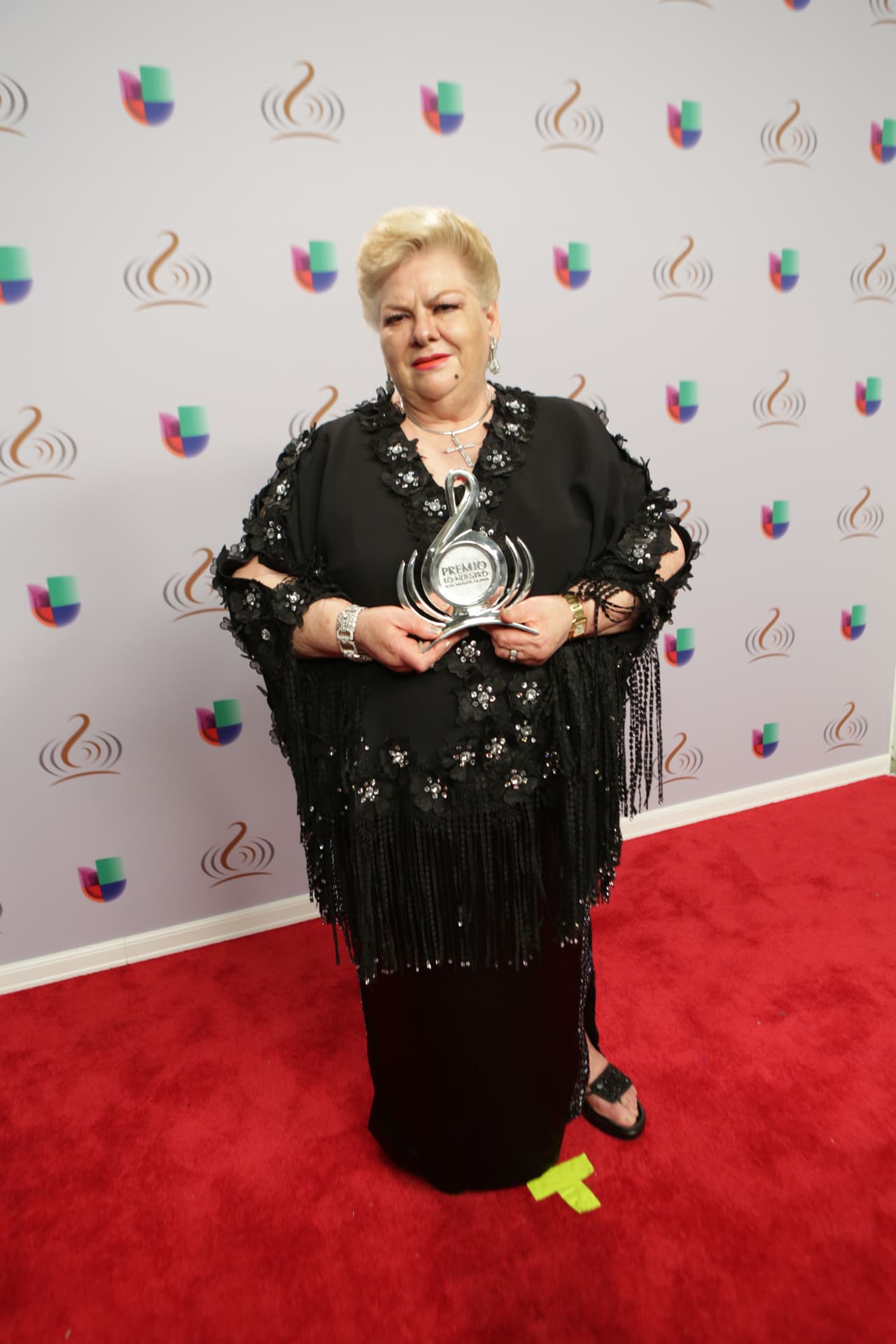 Sus sandalias aunque pudieran parecer muy sencillas, eran muy bonitas. Y la verdad es que con ellas, la intérprete podría bailar toda la noche para celebrar por su premio.