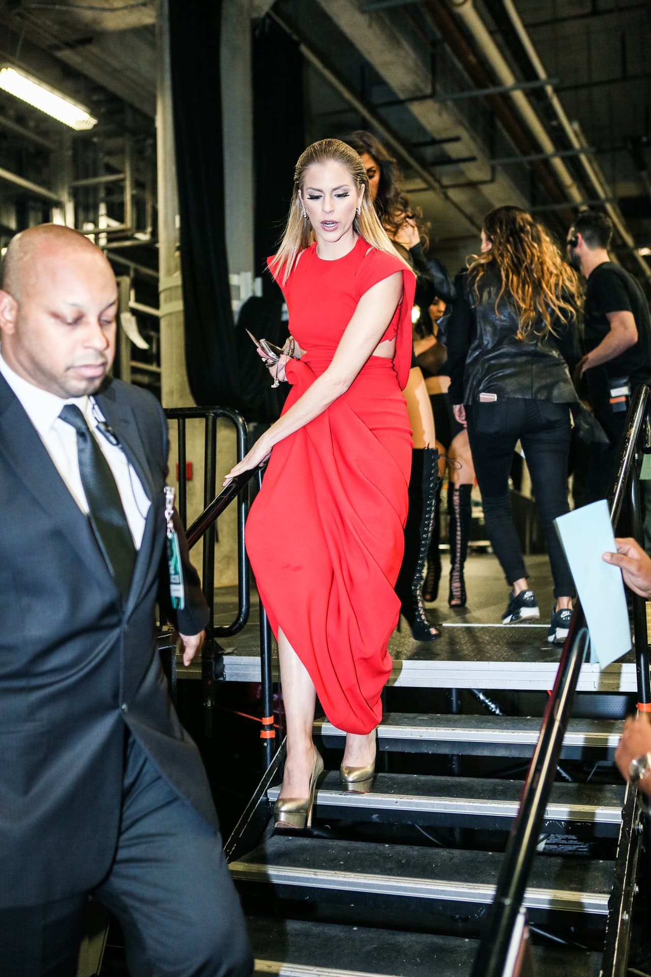 ¡Cuidado! La consecuencia de llevar esos tacones es que se debe caminar con mucha precaución.